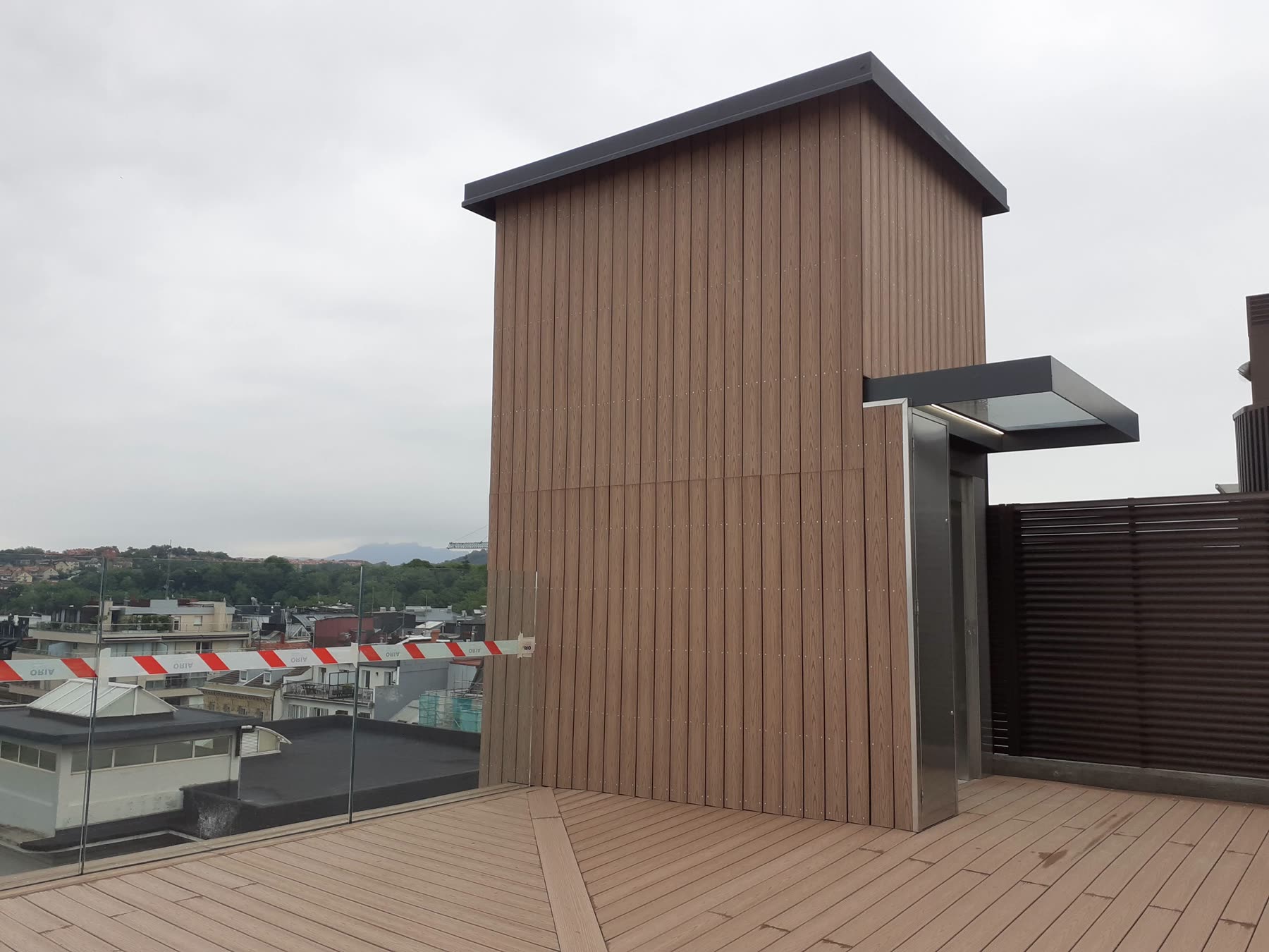 Tarima de madera tecnológica en terraza del Hotel Catalonia Donostia