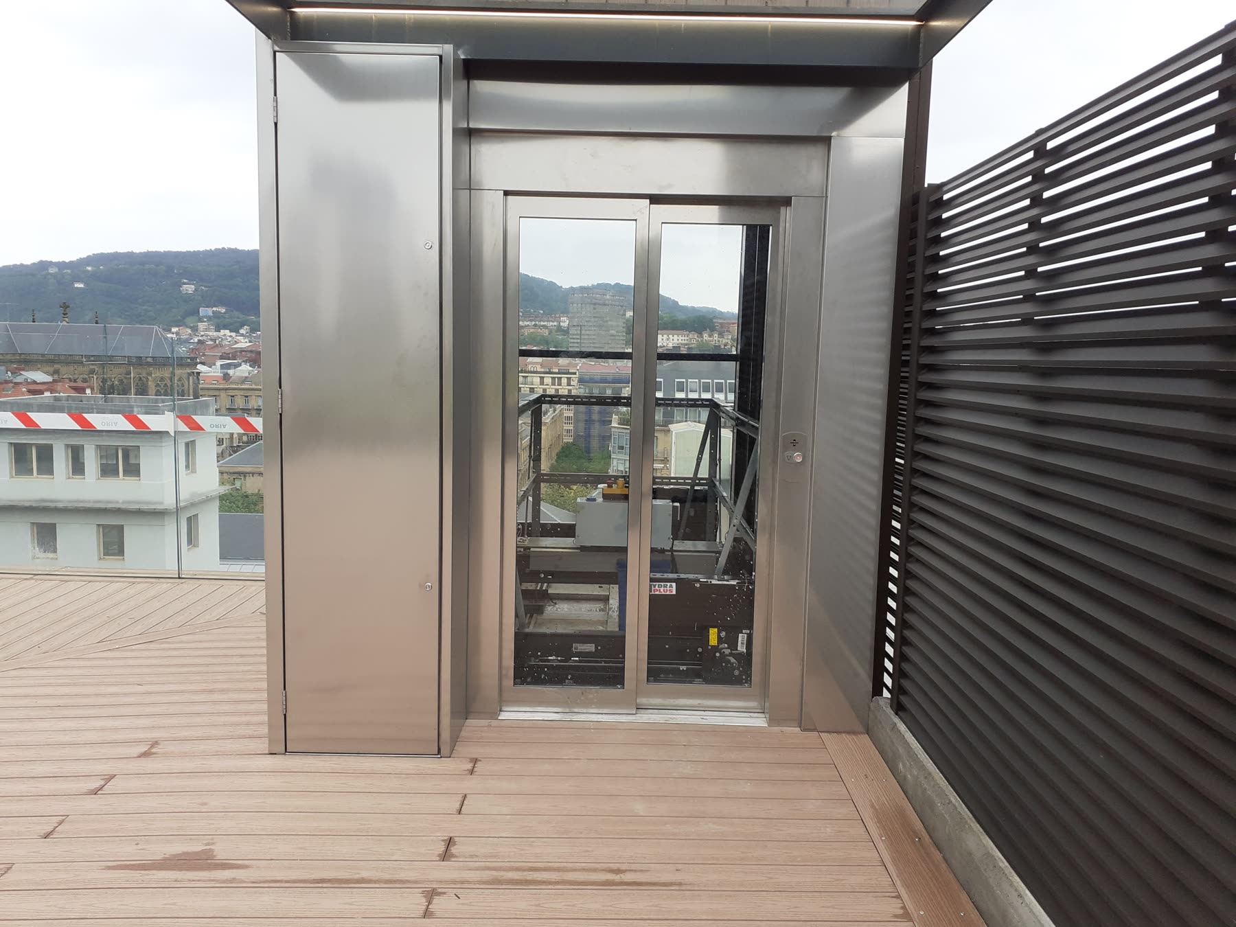 Detalle de remate de madera tecnológica exterior en Donostia