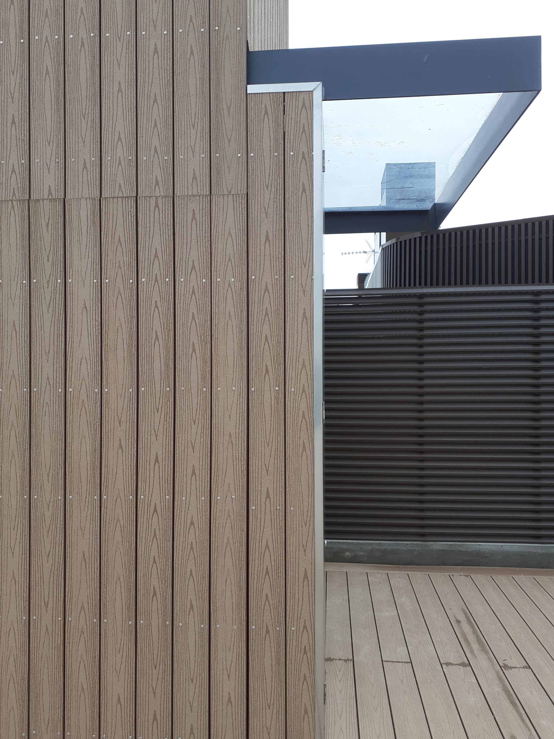 Pavimento de tarima tecnológica exterior en hotel de Donostia