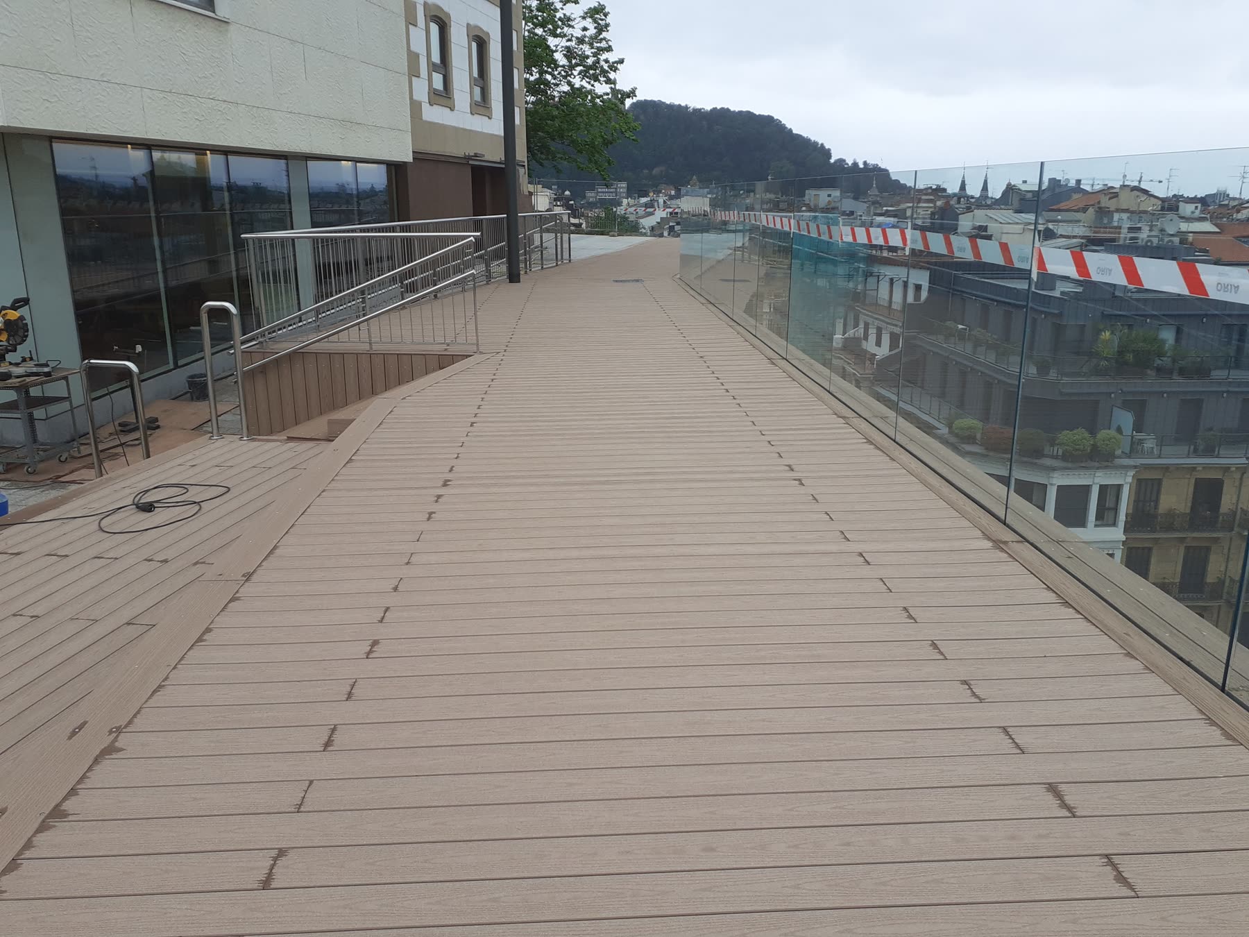Tarima tecnológica exterior instalada en terraza elevada