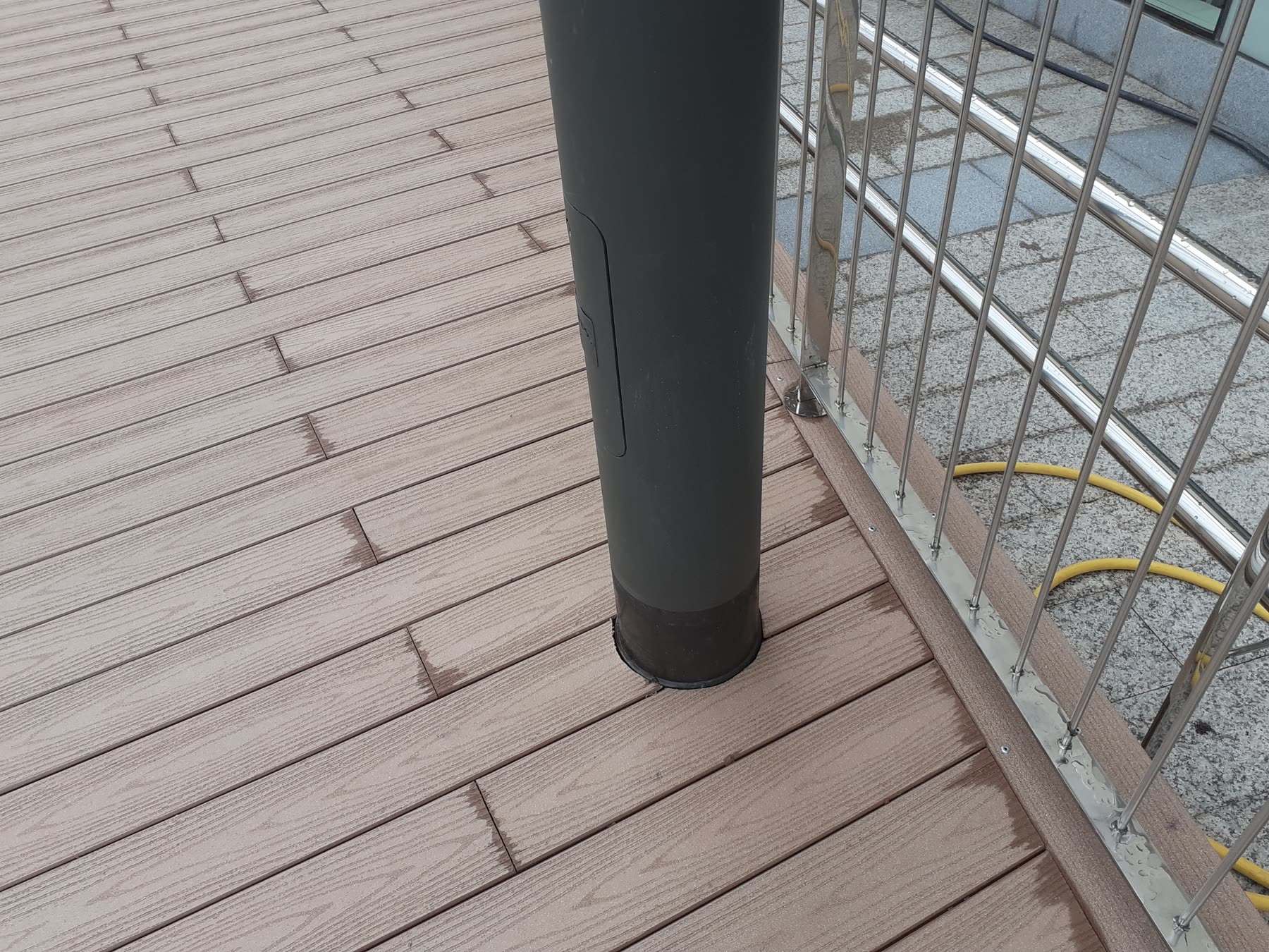 Escalera revestida con madera tecnológica exterior