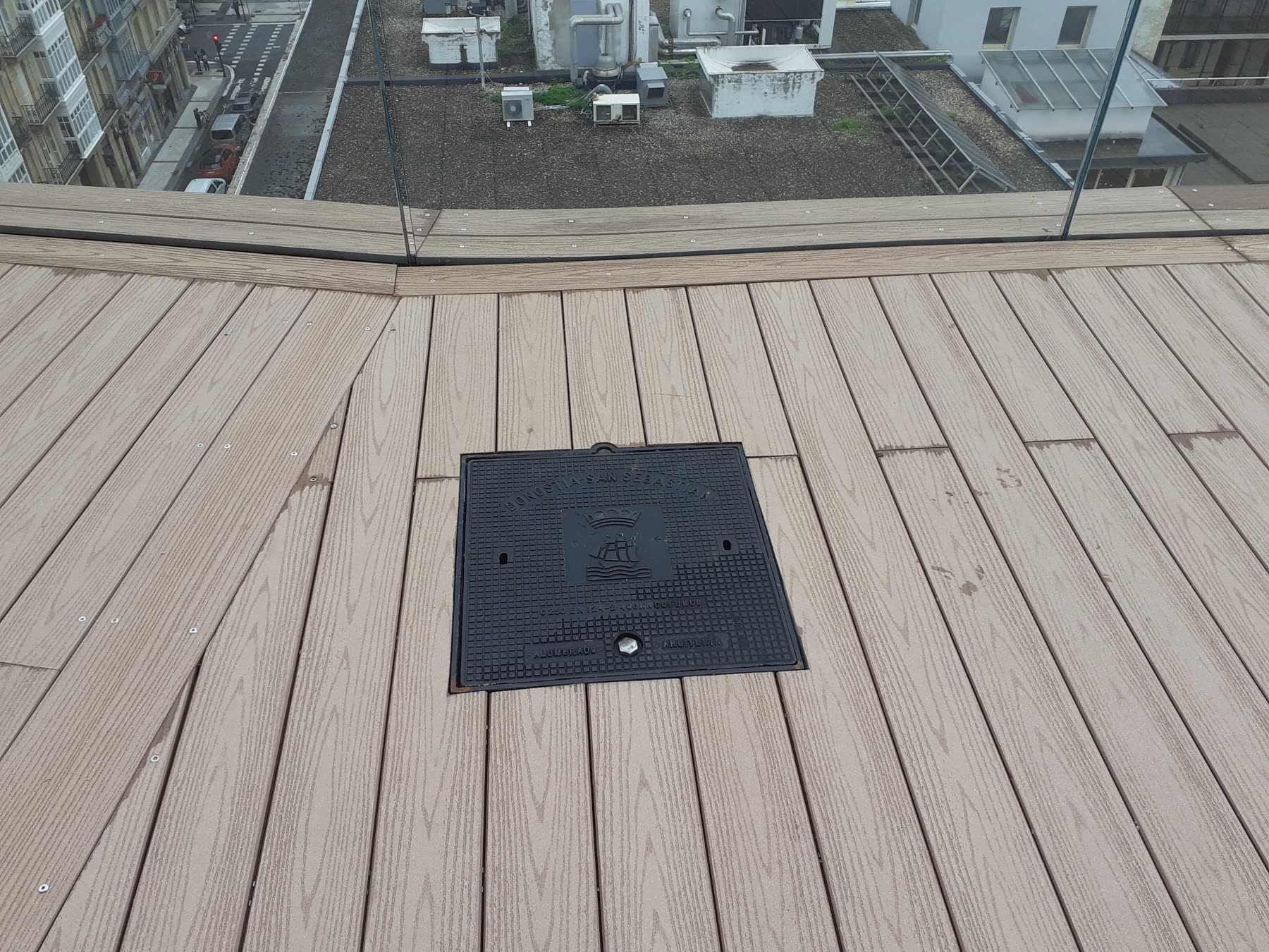 Escalera y terraza de madera tecnológica en Hotel Catalonia Donostia