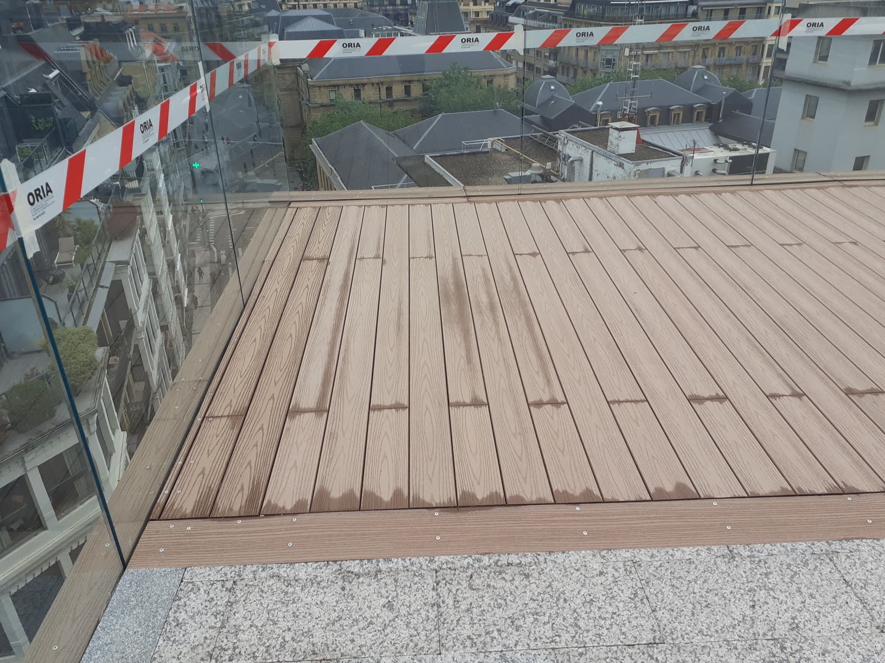 Pasarela de madera tecnológica exterior para uso intensivo