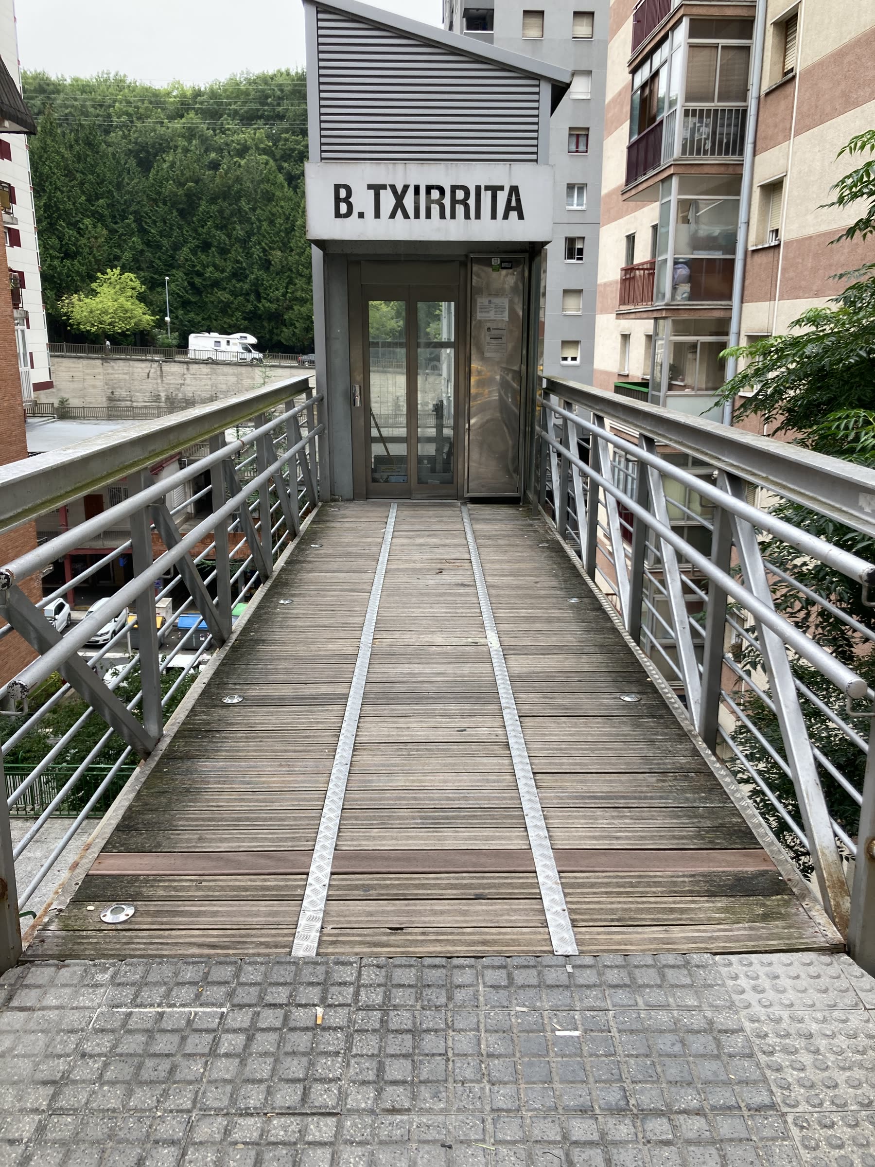 Passera de l'ascensor de Larratxo amb fusta tecnològica exterior