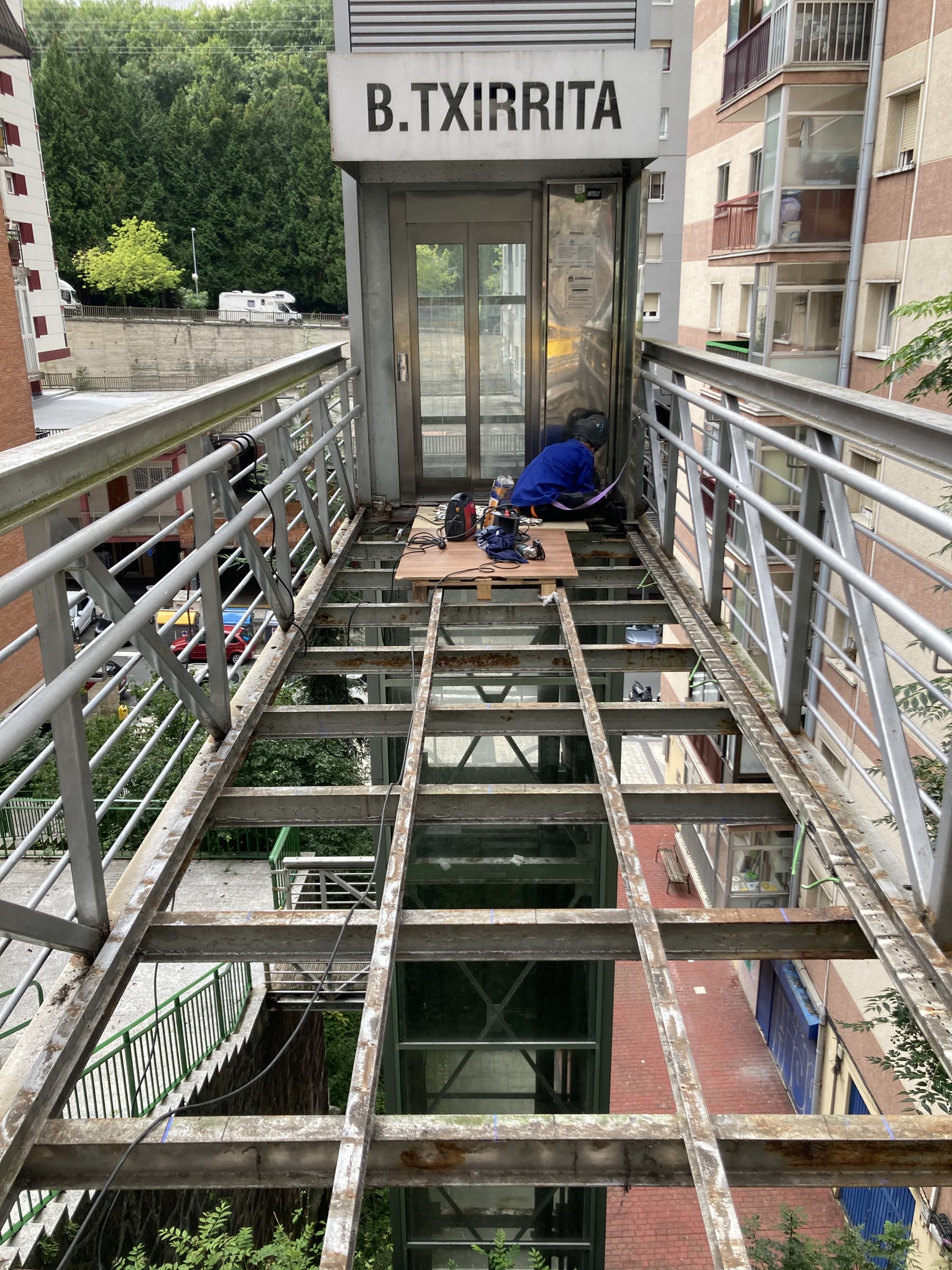 Obra de substitució de paviment en passera d'ascensor urbà a Donostia