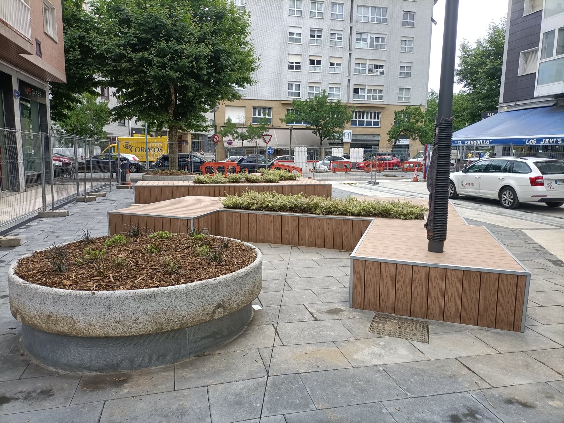 Madera tecnológica en Plaza de los Estudios Donostia con refuerzo en bordes para patines