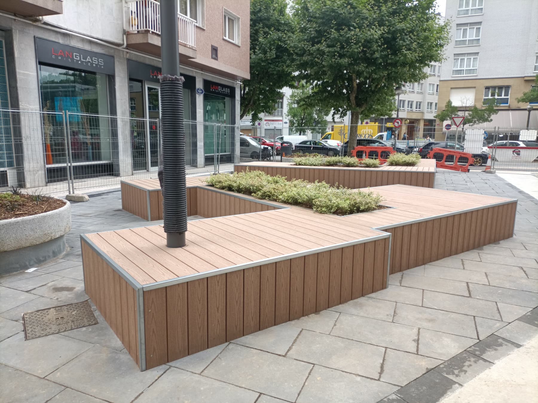 Banco urbano de madera tecnológica con cantonera metálica en Donostia