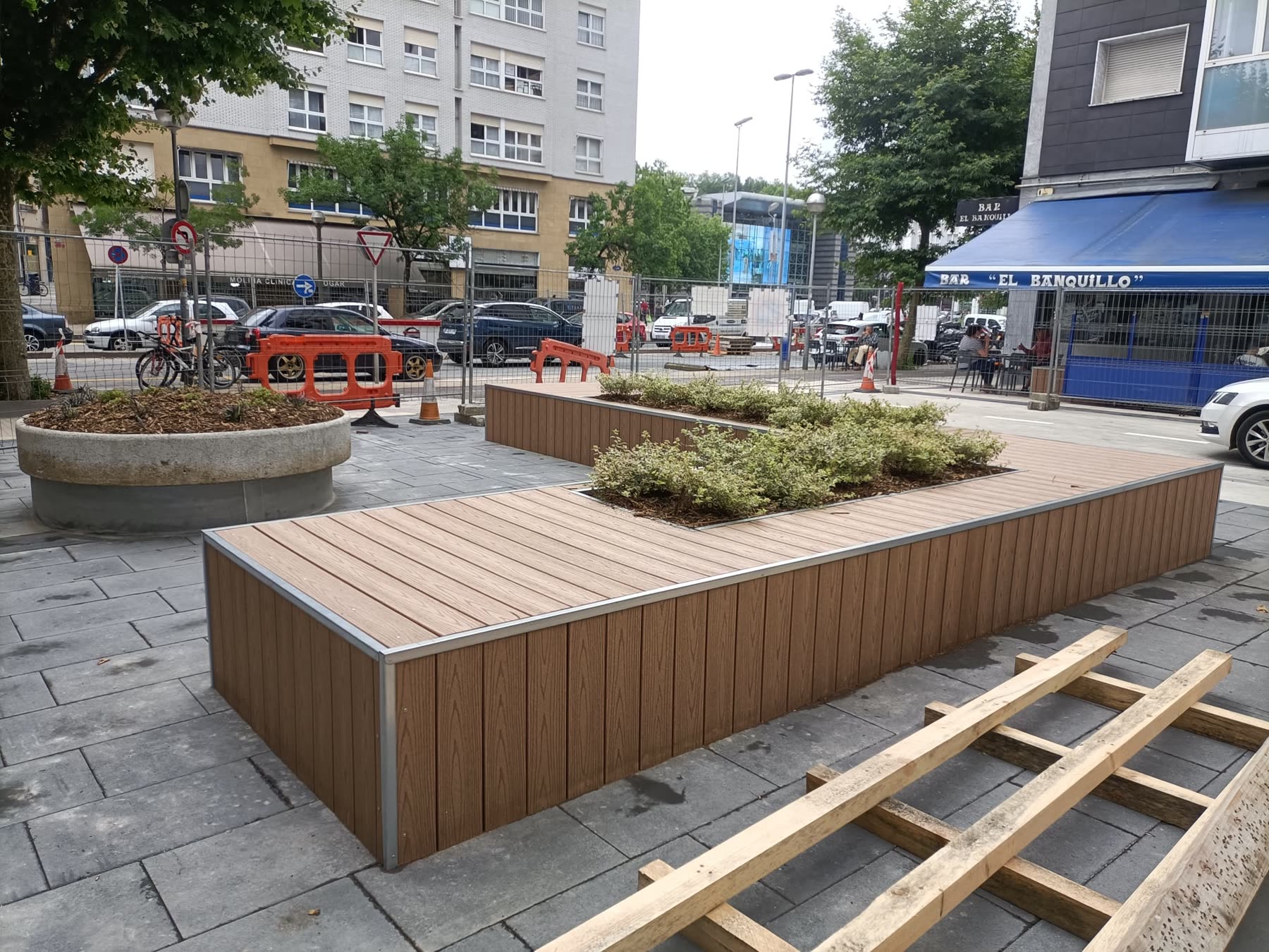 Jardinera revestida con madera tecnológica para espacio público en Donostia