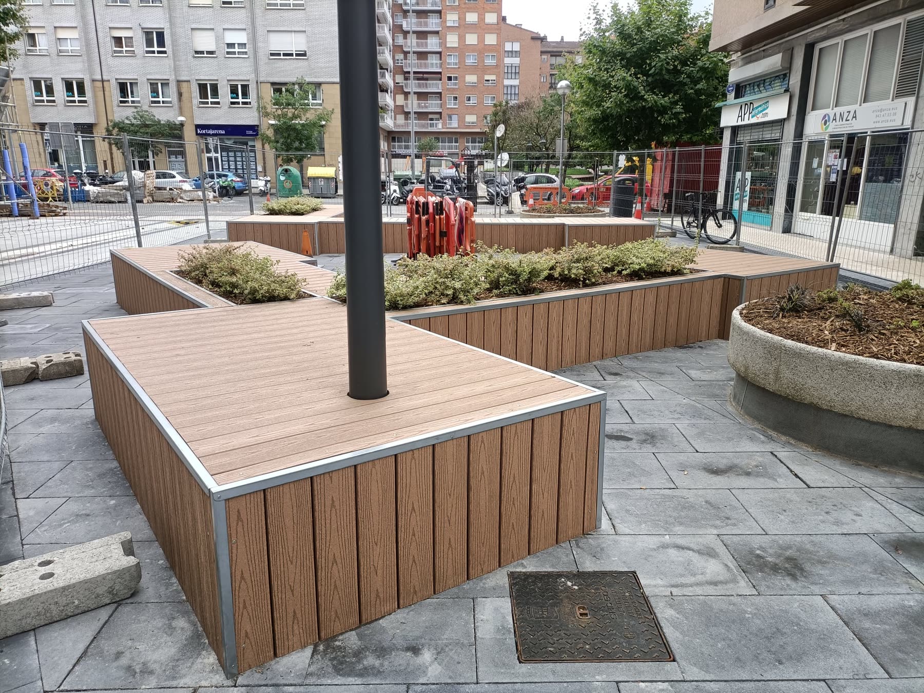 Detalle de madera tecnológica en mobiliario urbano con uso intensivo