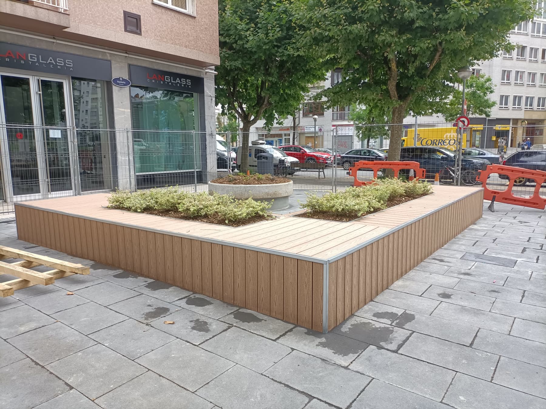 Mobiliario urbano de madera tecnológica instalado en plaza pública