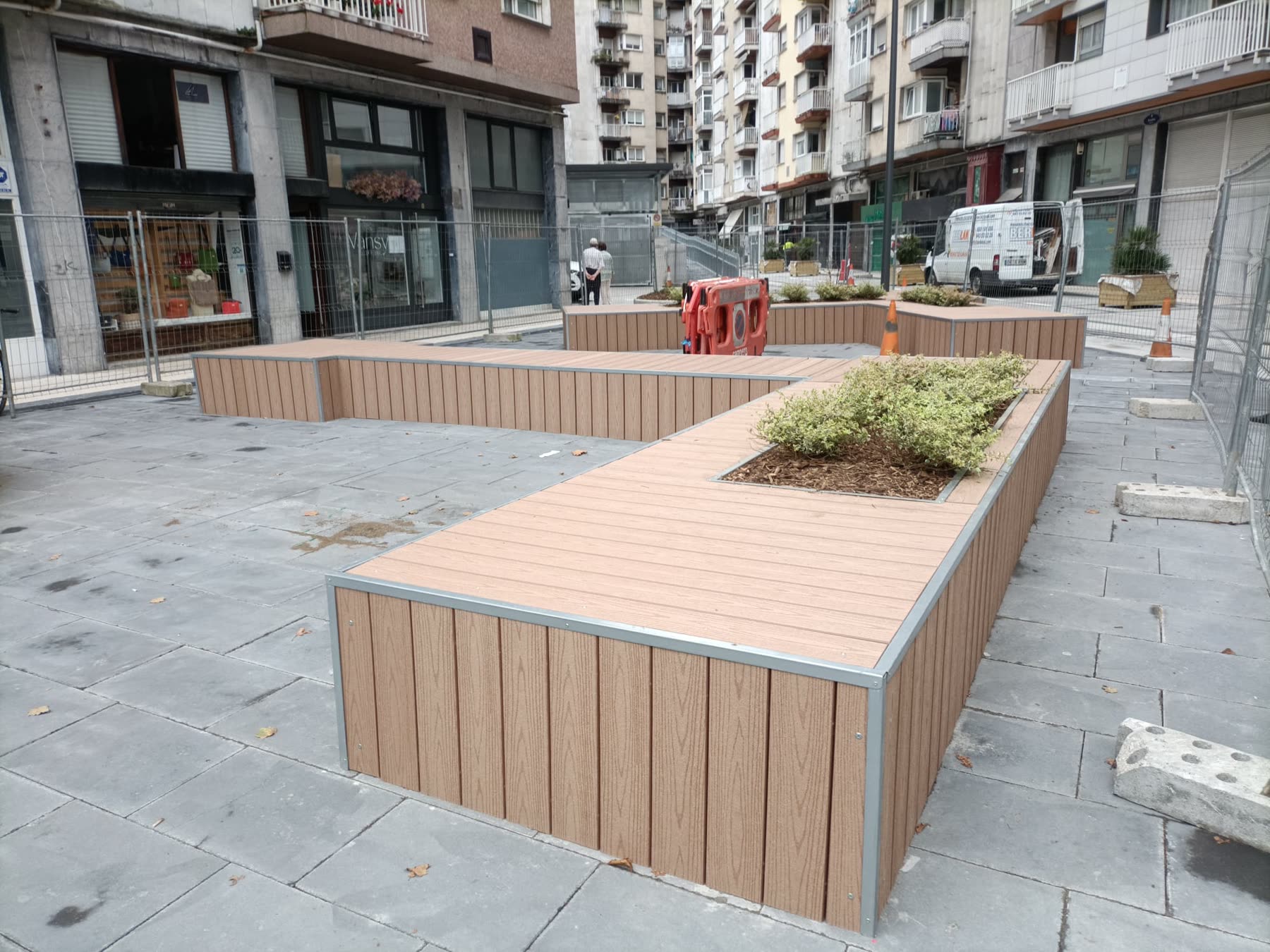 Remates de madera tecnológica para bancos urbanos en Plaza de los Estudios