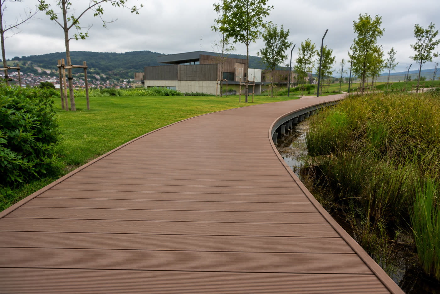 Pasarela exterior ejecutada con tarima WPC