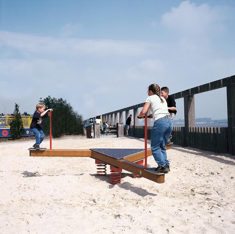 ibondo_Balancín_de_muelle_de_tres_plazas_02